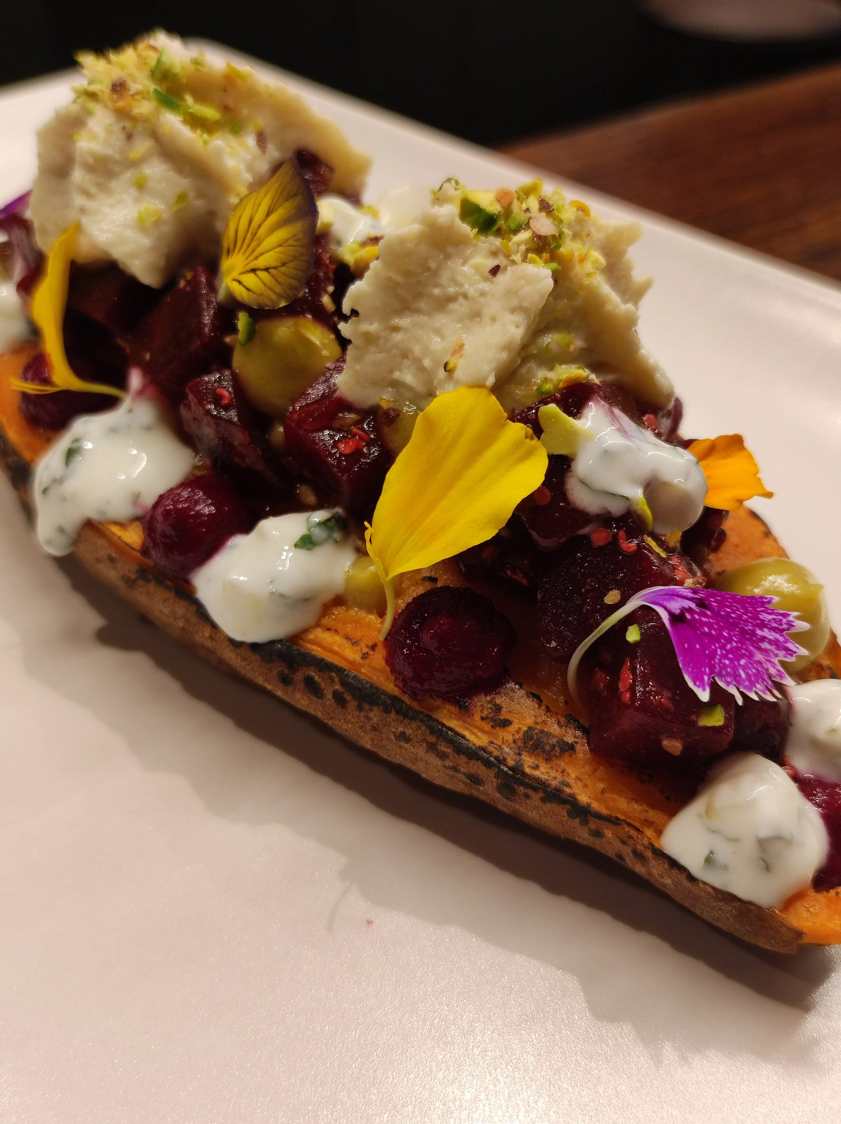 Boniato asado con tartar de remolacha