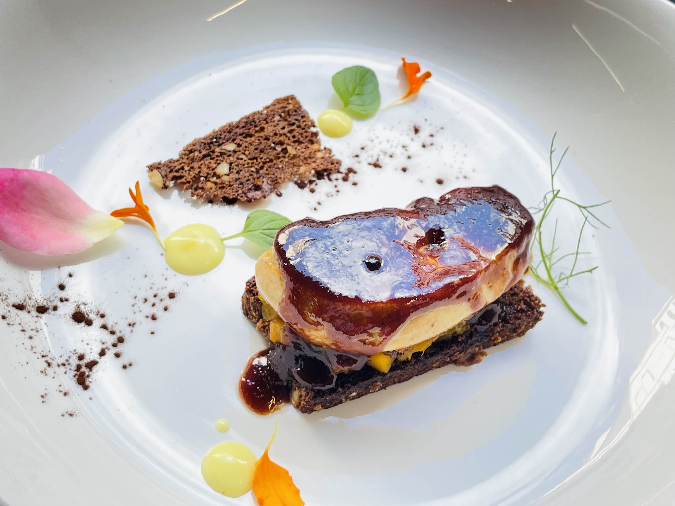 Foie con pan de especias, caramelo de cacao y frambuesa